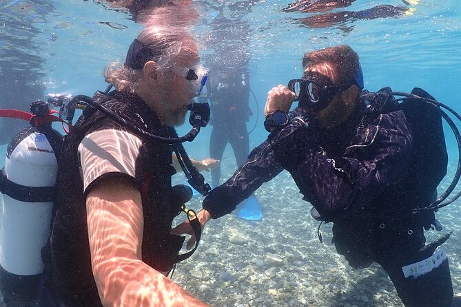 Introductory diving in small groups - PADI instructor coaching that keeps first-timers calm