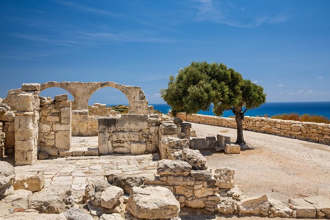 Pafos and Kourion Coach Excursion in Italian - Aphrodite’s Rock Photostop: Quick Myth, Good Sea Views