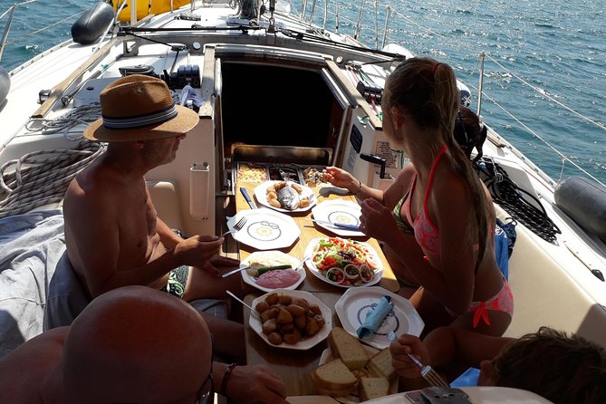 Private cruise with a sailing yacht Koursaros - What happens during the 3 hours: a simple, flexible flow