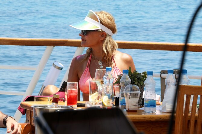 Wave Dancer Sunshine Full Day Cruise - All Inclusive - All-inclusive lunch and bar service that actually fills your day